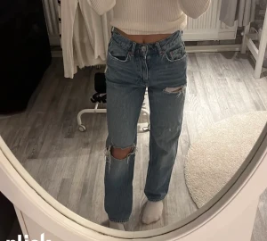 90’s high waist jeans  - (LÅNAD BILD)Säljer ett par jeans i modellen 90’s high waist💞 säljer då de ej kommer till användning längre. Jeansen är nästan aldriganvända så de är i nyskick! Skriv för egna bilder! Priset går att diskutera!  