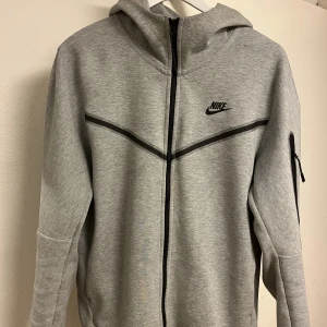 Nike Tech Fleece - Fin tech fleece i bra skick. Endast använd ett fåtal gånger. Priset kan diskuteras