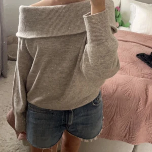 Beige tröja - Säljer denna gosiga tröja från HM, jätteskön och passar så bra nu till hösten💖🍁