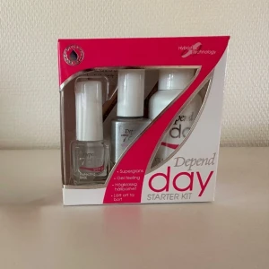 Nagelkit - Oanvänt och oöppnat, innehåller cleanser, base coat, top coat, nagelfil samt manikyrpinne. Se bild tre för mer info. Säljes då jag har fler🦋 INGEN UV LAMPA BEHÖVS!