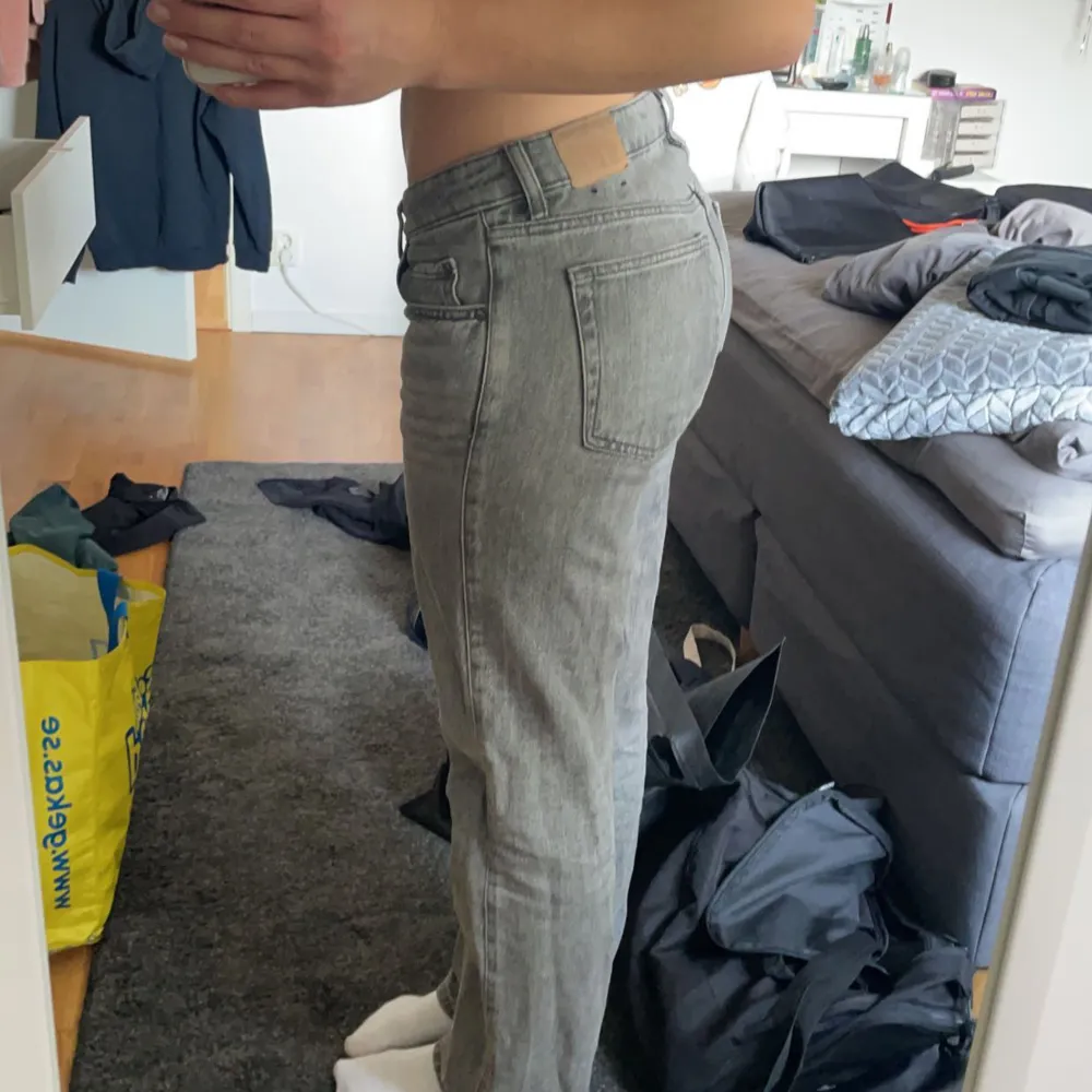 Skitsnygga lowwaist jeans från weekday. Köptes från plick men har ej kommit t användning. Inga defekter 💗. Jeans & Byxor.