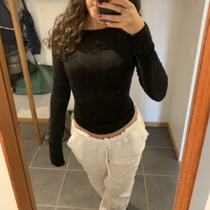 Intimissimi liknade tröja - Svart tröja som liknar intimissimi men är ifrån tezenis (fläckarna är på spegeln, inte tröjan) skriv för fler bilder 💞