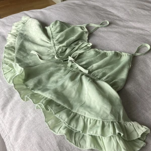 Vårgrön topp - Superfin grön volangtopp säljes! Aldrig använd, perfekt för fest 💕