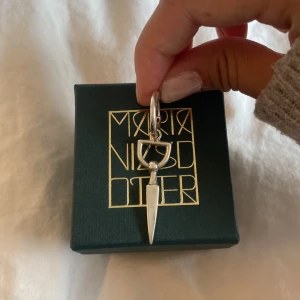 Maria Nilsdotter Örhänge - Säljer mitt örhänge från Maria Nilsdotter ❤️❤️