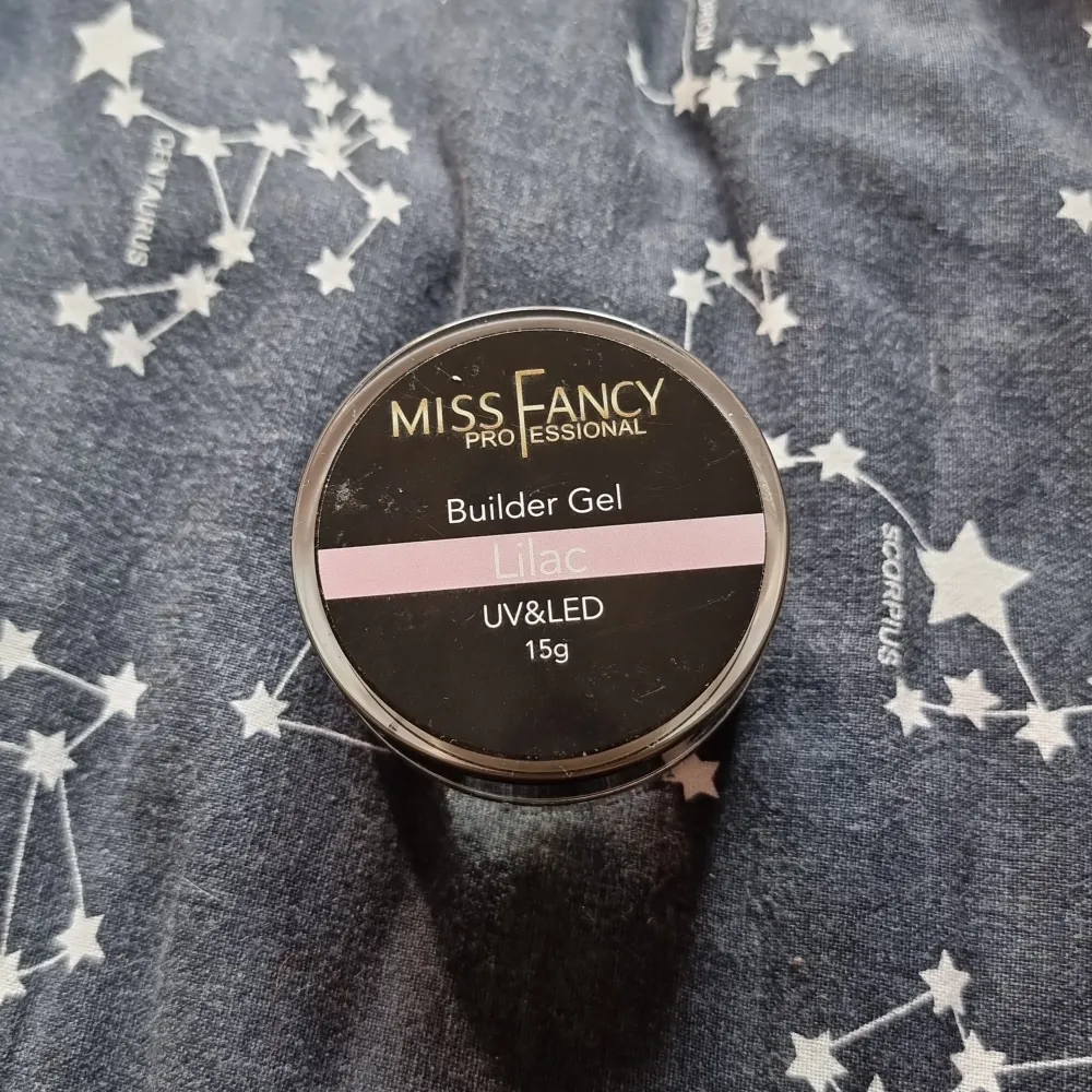 Säljer denna builder ifrån missfancy aldrig använd  Beskrivning av Builder Gel Lilac lätt lila trasparent färg är den perfekt att applicera över en klassisk fransk och french fade då den lyfter de vita tonerna och förhindrar att naglarna upplevs gula. Övrigt.