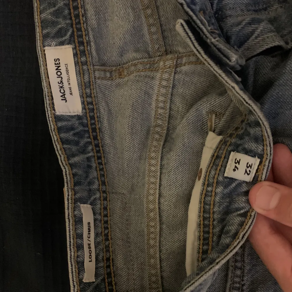 Säljer dessa fina Jack and Jones Jeans i storlek 32/34 modell loose. Använda endast ett par få gånger!. Jeans & Byxor.