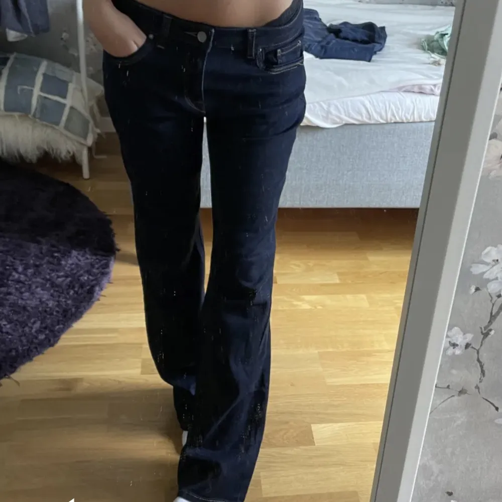 Bootcut jeans som är för stora för mig och som därför får en lite mer loose fit, supersnygga och sköna!!!. Jeans & Byxor.