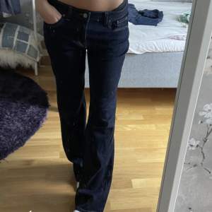 Bootcut jeans som är för stora för mig och som därför får en lite mer loose fit, supersnygga och sköna!!!