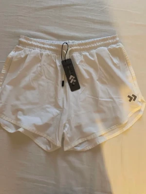 Träningshorts  - Helt nya vita träningshorts i storlek S från lager 157!💗