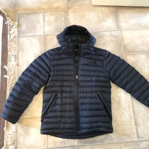 The north face jacka - Det är en jacka från the north face, köpt på JD sports för 1400kr, inga skavanker som ny 10/10, skriv för fler frågor😃