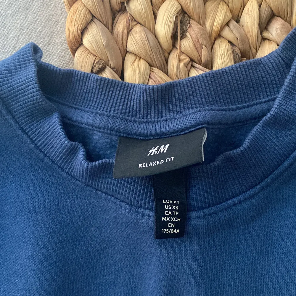 Mörkblå sweatshirt köpt på H&Ms herravdelning. Storlek XS. Tröjor & Koftor.