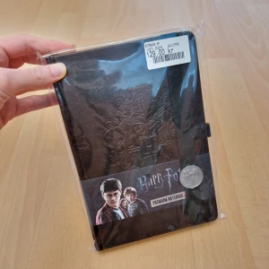Harry Potter block - Svart Harry Potter block med Hogwarts loggan ingraverad. Helt ny, fortfarande i sin förpackning. Officiellt merch, köpt för 129 kr.