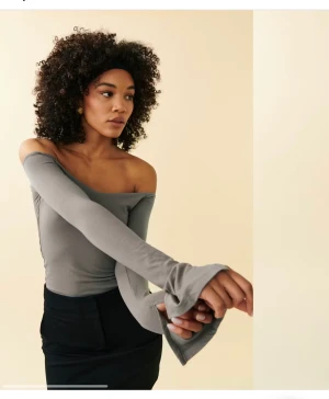 Topp Gina tricot - Grå off shoulder långärmad topp från Gina Tricot med slits på armarna i storlek S, använd endast 2 gånger!