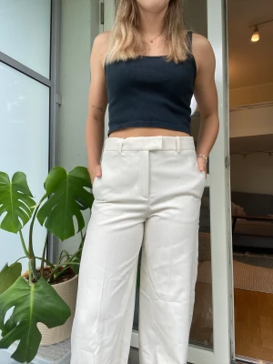 Vita kostymbyxor  - Vita kostymbyxor från zara med detalj i siden på sidorna