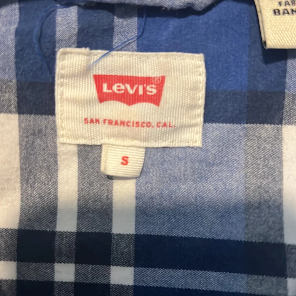 Oanvänd Levis skjorta i stl S. Nyskick.. Skjortor.