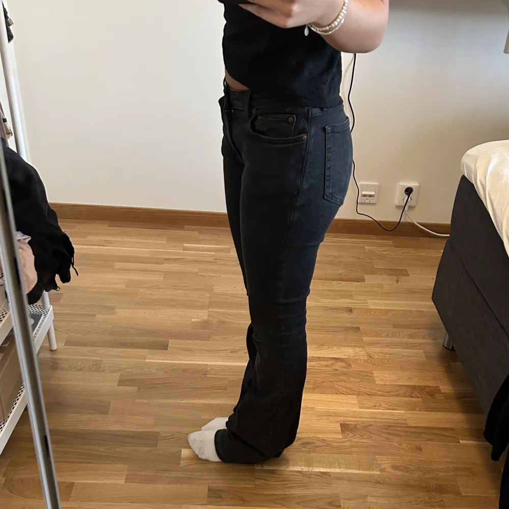 Super fina lågmidjade bootcut jeans från weekday i storlek 27, sitter bra på mig som brukar ha 36 men passar också 38🌼. Jeans & Byxor.