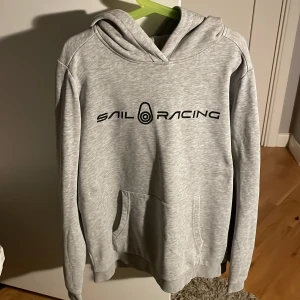 Sail Racing  hoodie  - Säljer en grå sail Racing hoodie som är i mycket bra skick. Säljer den eftersom att den är för liten. Storleken på tröjan är 160 men funkar för upp mot 170 också. Pris kan diskuteras 