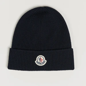 Moncler mössa - Säljer min Moncler mössa av ekonomiska skäl. Mössan är inte använd någon gång dvs den är sprillans ny och i perfekt skick. Mössan är helt äkta och köptes från Frankrike för 129euro vilket motsvarar ungefär 1400 kr. Priset kan diskuteras!  Fraktar endast! 