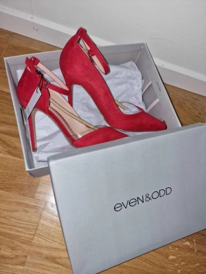 Klackskor - Super fina klackskor, aldrig använda då de inte var min storlek. Klacken är ca 11cm lång.