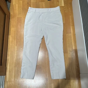 Zara kostymbyxor  - Säljer ett par stilfulla vit/beiga kostymbyxor som tyvärr är för stora för mig. De är otroligt snygga och perfekta för att skapa en nice look. 