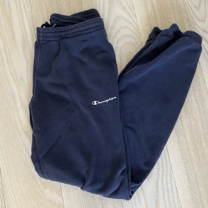 Mjukisbyxor - Mörkblå mjukisbyxor ifrån champion i stl 150/155 (barn-storlek), passar mig som är 164 men skulle någ sitta bättre på någon kortare, skriv vid frågor eller för fler bilder!❤️