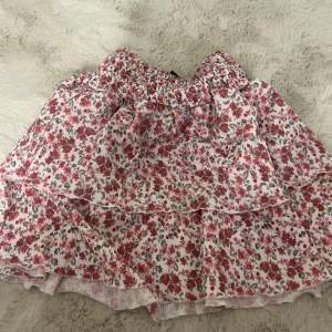 Supersöt kjol från ginatricot, mer rosa i verkligheten!🩷🩷klicka gärna på köp direkt🫶🏼xxs men passar mig som är s/m 