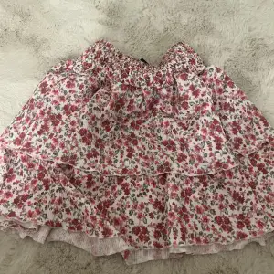 Supersöt kjol från ginatricot, mer rosa i verkligheten!🩷🩷klicka gärna på köp direkt🫶🏼xxs men passar mig som är s/m 