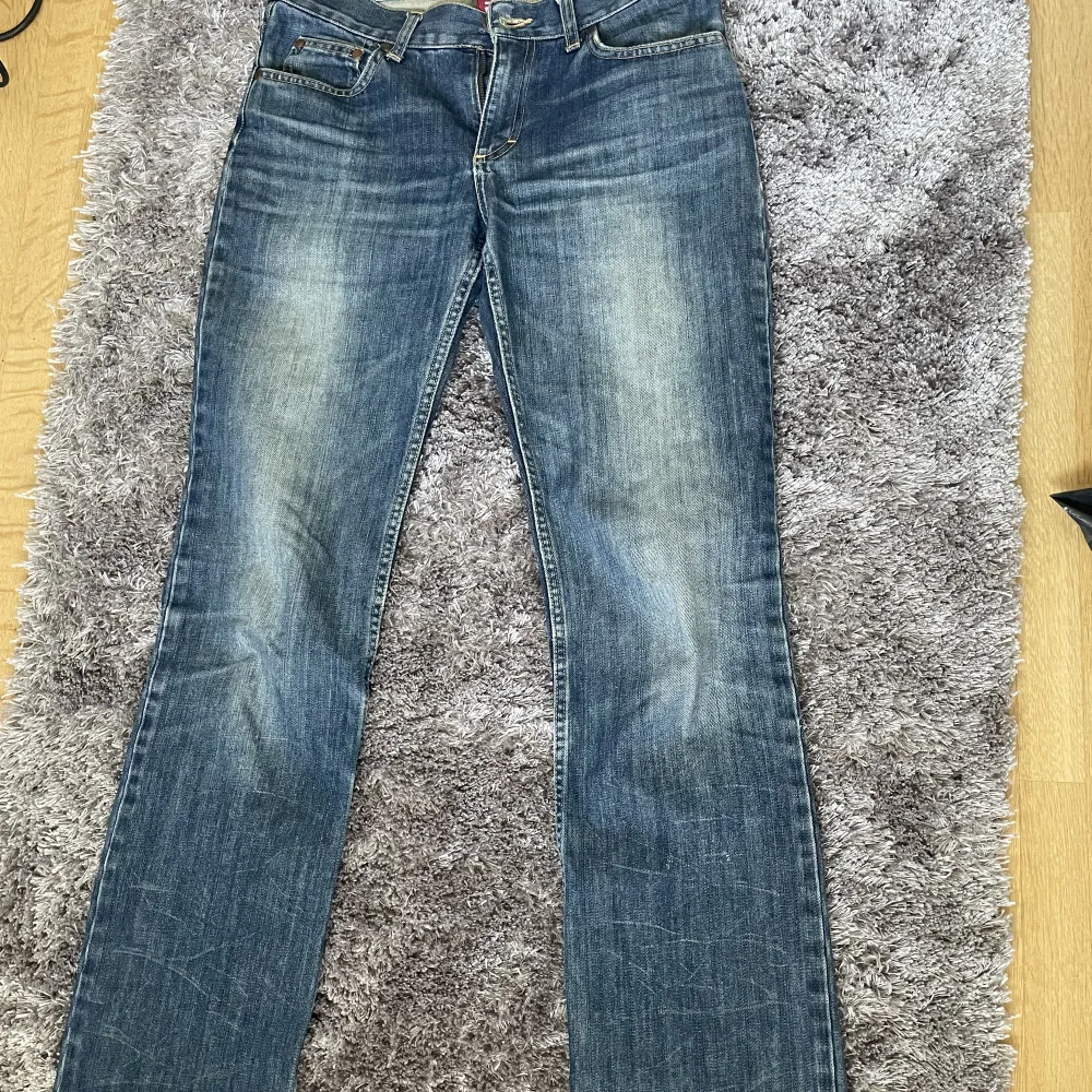 Säljer dessa superfina lågmidjade jeans i storlek 34 pris kan diskuteras, säljer inte under 230kr💕💕. Jeans & Byxor.