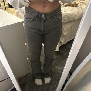 Gråa jeans - Gråa jeans från Gina tricot som jag använt några gånger men jag har för många gråa jeans så de är därför jag säljer de. Jag är 157 och de släpar inte i marken.
