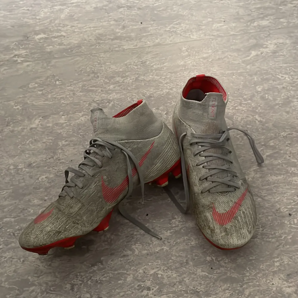 Säljer ett par väll använda fotbollskor som fortfarande går att spela i. Skorna är bara smutsiga och inte trasiga alls. . Skor.