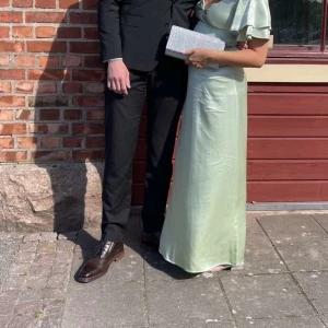 Silvrig bal/kuvert väska  - Silvrig väska endast använd en gång på balen 2023. Otroligt praktisk då man får i både telefon , korthållare och laddare mm..