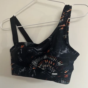 Stronger bikiniöverdel  - Säljer denna bikini topp från stronger då den aldrig kommit till användning pga köpte för liten storlek! 