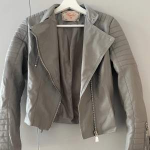 ”Moto jacket” Ljusgrå skinnjacka från Chiquelle. ✨ • i nyskick.  • Säljer jackan då jag köpte för liten storlek.  • Storlek 38 (liten i storleken)