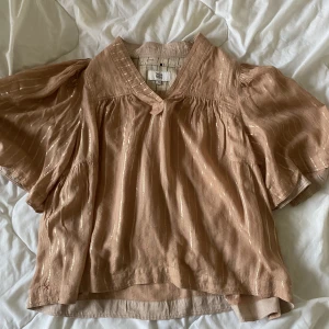 Fin mörk beige blus med guld accenter  - Väldigt fin och skön blus från NOA NOA i storlek 36. För mer information var inte rädd att skriva DM! :) pris kan diskuteras!