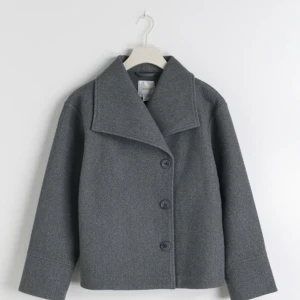 Gina Young kappa grå💘 - Säljer min Gina kappa i grå💘 den är använd 2 gånger känns som ny, säljer den pågrund av jag köpte fel st💘 pris kan diskuteras💘