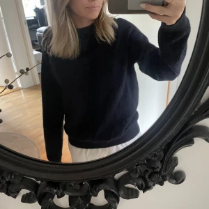 Stickad tröja - Jätteskön mörkblå stickad ulltröja från Cubus, i storlek M🩷 