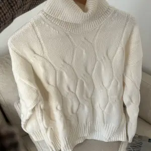 Säljer finaste Massimo Dutti stickad tröjan (lite oversized) i perfekt skick !! Nypris 1800