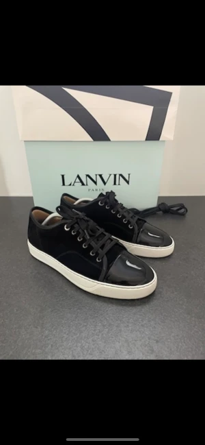 Lanvin - Tja, nu säljer jag ett par skor från lanvin då jag söker valentino flycrews istället, dem är inte använda så mykcet och har ett gott skick på 8,5/9 av 10, hör av er vid minsta intresse eller om ni har något byte, valentino open eller flycre👍😋