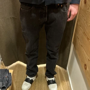 Levis 501 - Använda ett fåtal gånger väldigt bra skick köpte på nk för 1100kr. Mitt pris 300kr! Bara att skriva för fler bilder eller om du har frågor!😁