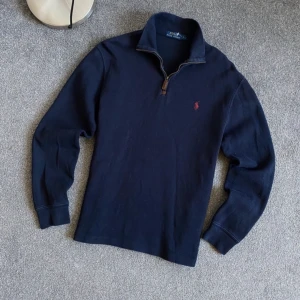 Ralph Lauren half zip - Snygg och simpel tröja. Perfekt för en kylig sommar kväll. Cond:8/10 (liten defekt på sista bild). Skriv till mig för mer info!😁