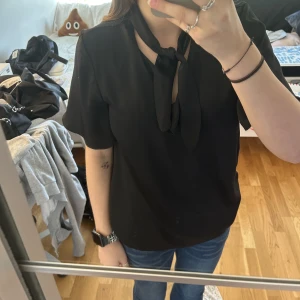 Fest linne - Ett fest linne/tröja i slick materiel (om man säger så) använt väldigt få gånger och tillkommer inga defekter! Man kan välja själv hur man kan knyta bandet, runt halsen eller bara låta de hänga.