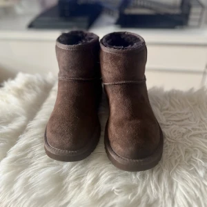 Ugg Classic mini II - Färgen chocolate Brown, använda en säsong. Säljer då jag köpt platforms. Skickar med mocka borste☺️  Inköpta för 2195:-