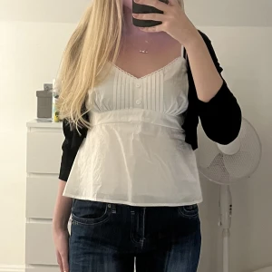 Vit topp - Ett jättefint linne från hollister, nyskick med prislapp kvar!