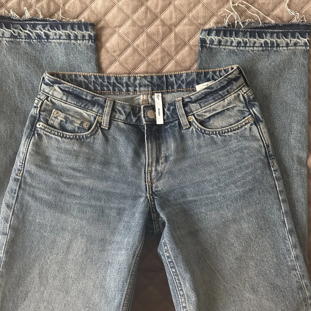 Jag säljer mina lågmidjade jeans från weekday i modell arrow low. De är i superbra skick och endast använda fåtal gånger. De är uppsprättade längst ned!💗. Jeans & Byxor.
