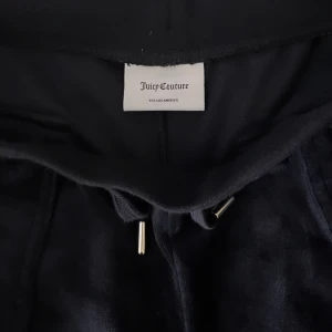 Juicy couture - Äkta Juicy couture i storlek xxs-xs Färg Matin blåa och knappt använda. Kan mötas upp i Helsingborg  Samt frakta med frakt kostnad medföljande.