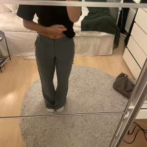 Kostymbyxor - Säljer nu dessa super fina kostymbyxor, tyvärr har dom aldrig kommit till användning, därav prislapp kvar. Färgen är grå/grönblå. Passar även S. Jag är 170🩵🤍