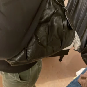 Väska - Säljer denna väska då ja fick den men den inte kommer till användning. Den är i bra sick och jättefin då den inte ser ut som det på bild😭. Säljer för 225. Skriv vid frågor eller mer bilder💗