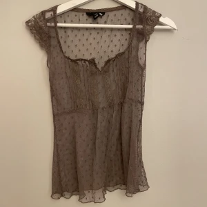Brun topp  - Säljer denna söta tröja från h&m i storlek xs!🤎
