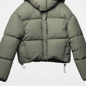 Zara jacka❣️ - Säljer min jätte fina gröna jacka från zara! Den är oanvänd❣️går att diskutera pris