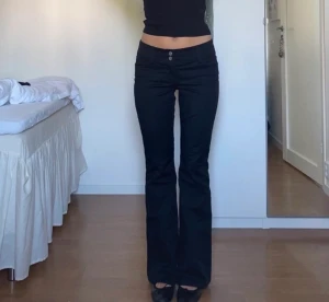 Low waisted Kostymbyxor  - Så fina low waste kostymbyxor från weekday! Använda någon enstaka gång så är i bra gick! Känns som ett jeans lindande material men det är kostymbyxor!  